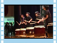 文化祭における和太鼓の演奏